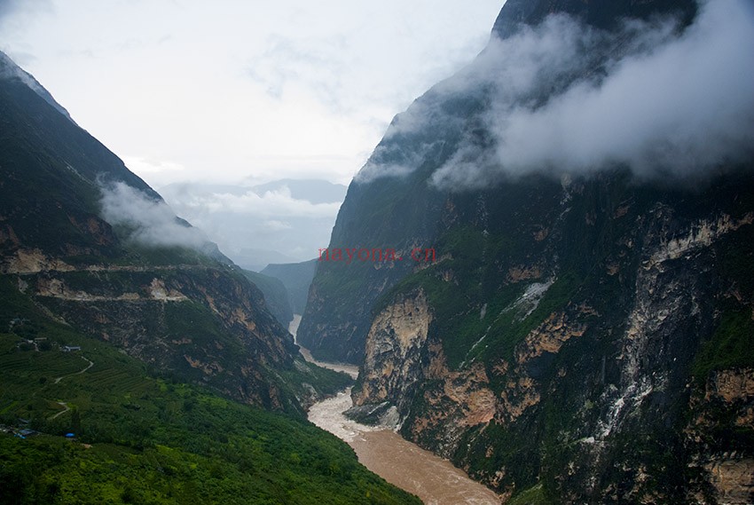 云南虎跳峡徒步路线