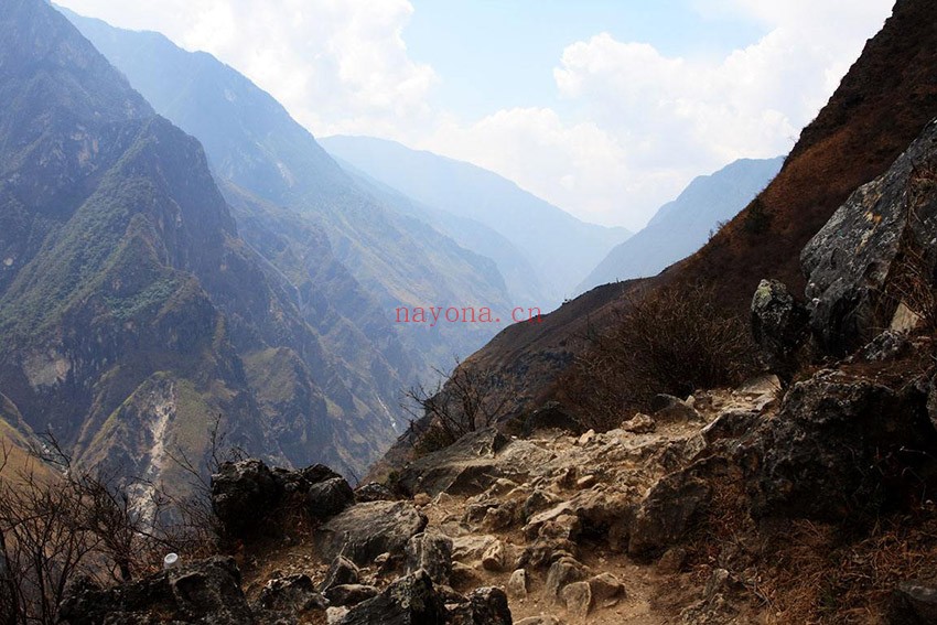 云南虎跳峡徒步路线